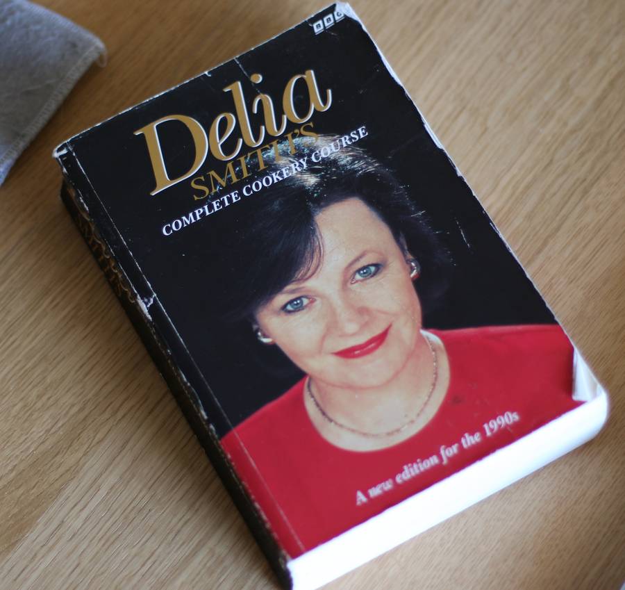 Delia Smith`s Complete Cookery Course Book - A new edition for the 1990s
