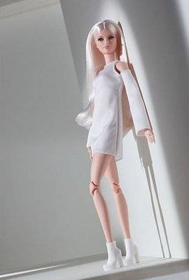 Barbie Signature Looks Poseable Tall Doll - Victoria (Blonde)