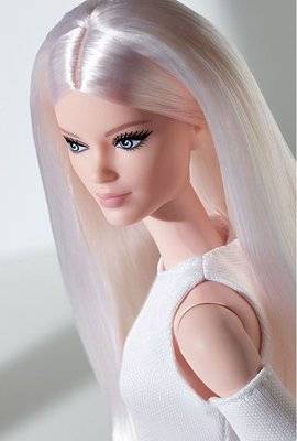 Barbie Signature Looks Poseable Tall Doll - Victoria (Blonde)