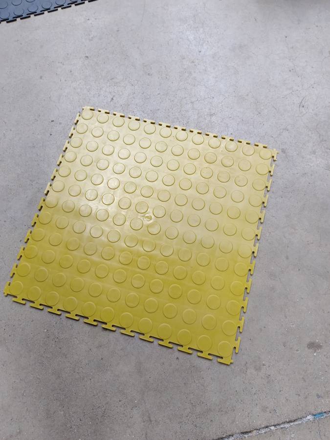 ZEE - PVC Interlocking Rubber Floor Tile - Gym Mats (4-Pack) - Various Colors