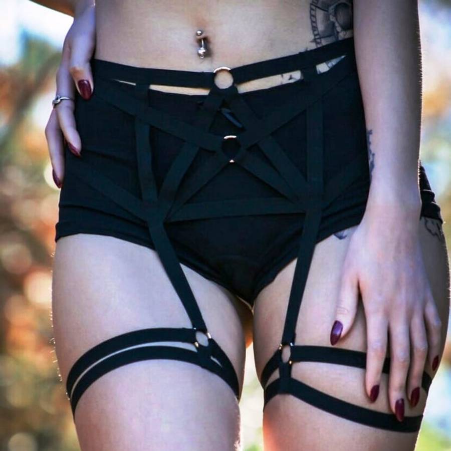 Cage suspender belt