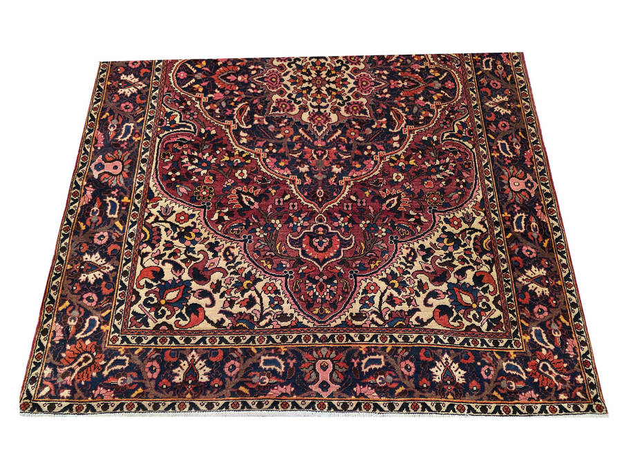 Fine quality Bakhtiari carpet 310 x 210 cm