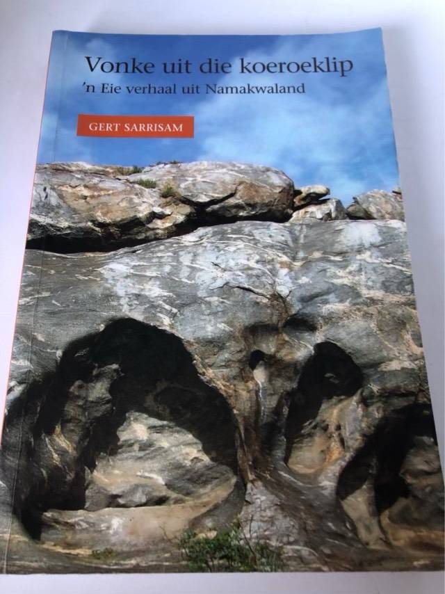 Vonke uit die koeroeklip *Signed*, 'n eie verhaal uit Namakwaland - Gert Sarrisam
