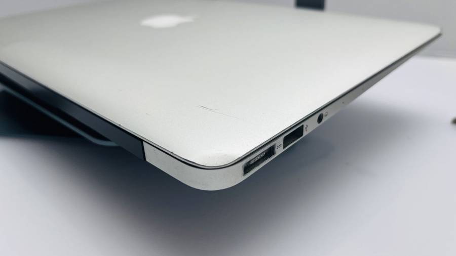 Apple MacBook Air 13-inch Core i5 1.8GHz (2017) 8GB RAM 128GB SSD Silver