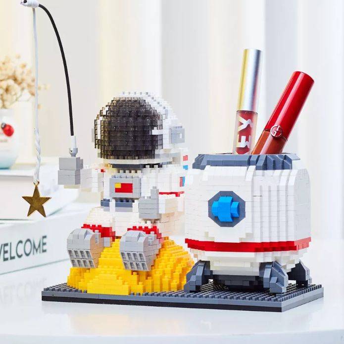 6903 Starfish  Astronaut Pen Holder Bricks With LED Light 1588pcs