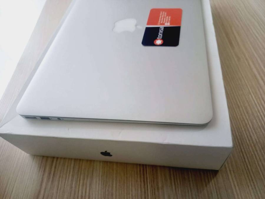 Macbook Air 13inch Silver , 8GB RAM 128GB SSD (Pre-Owned)