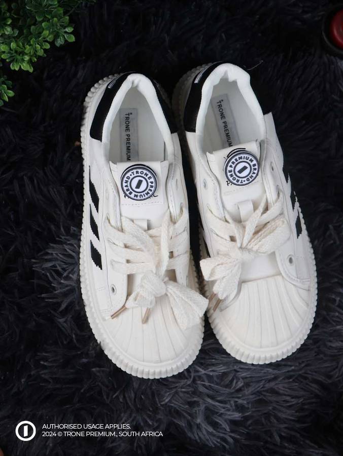 Carioca Court C Sneaker - Black Stripes