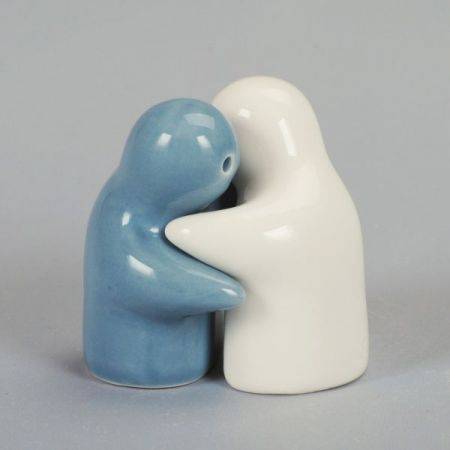 Salt and Pepper hugging couple 5cm (white & grey) (7153)