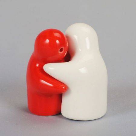 Salt and Pepper hugging couple 5cm (white & red) (7155)