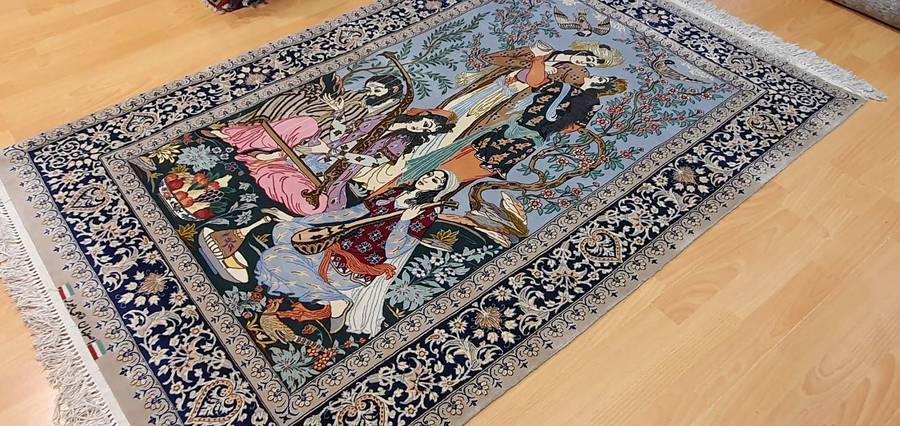 Very Fine Persian Pictorial Isfahan Carpet 175cm x 115cm Hand Knotted