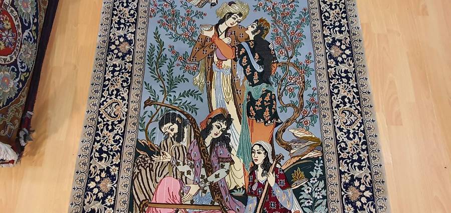 Very Fine Persian Pictorial Isfahan Carpet 175cm x 115cm Hand Knotted