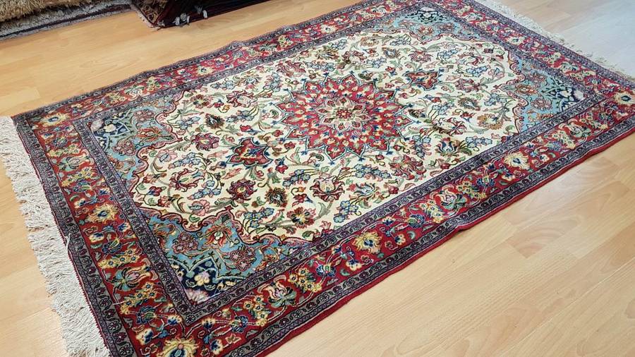 Fine Persian Isfahan Carpet 175cm x 110cm Hand Knotted