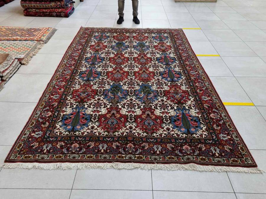 Very Fine Persian Bakhtiari Carpet 320cm x 220cm Hand Knotted