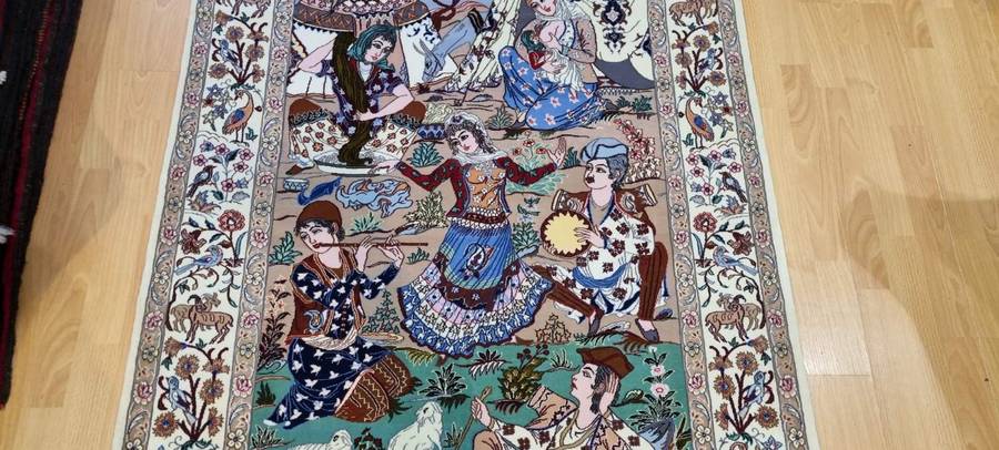 Very Fine Persian Pictorial Isfahan Carpet 164cm x 110cm Hand Knotted