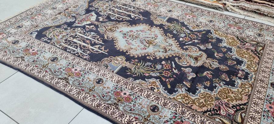 Very Fine Persian Isfahan Carpet 245cm x 157cm Hand Knotted