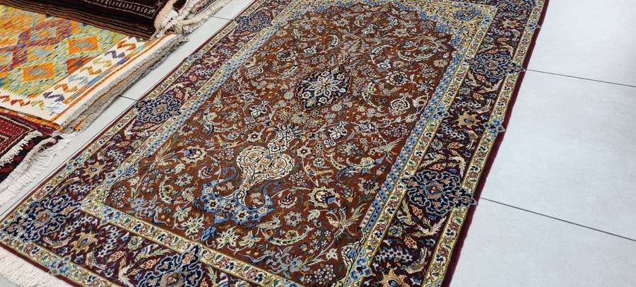 Very Fine Persian Isfahan Carpet 164cm x 118cm Hand Knotted