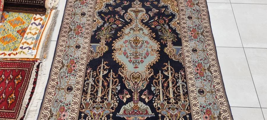 Very Fine Persian Isfahan Carpet 245cm x 157cm Hand Knotted
