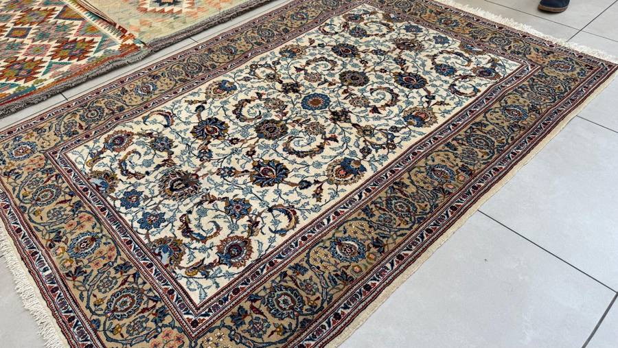 Fine Persian Kashan Carpet 203cm x 140cm Hand knotted