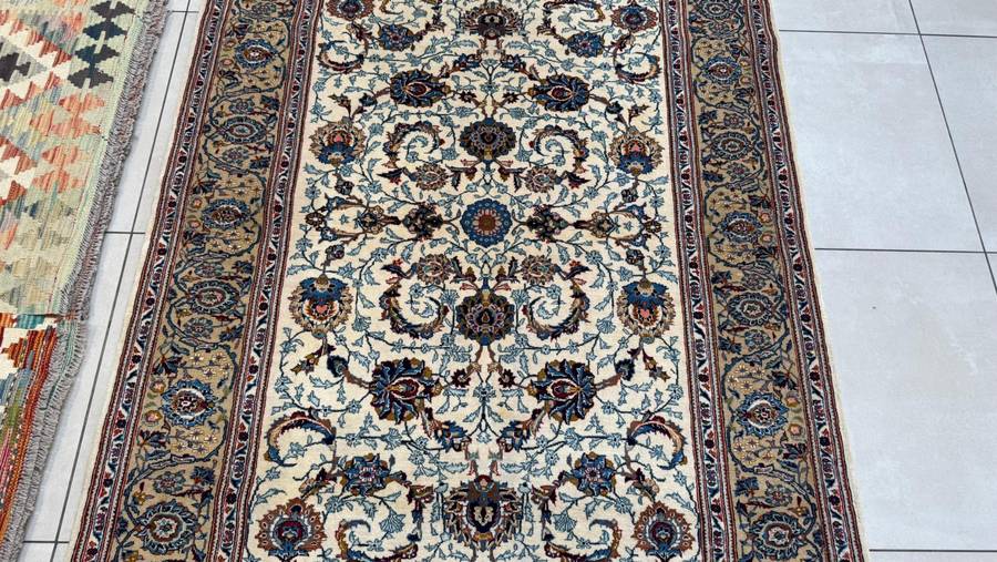 Fine Persian Kashan Carpet 203cm x 140cm Hand knotted