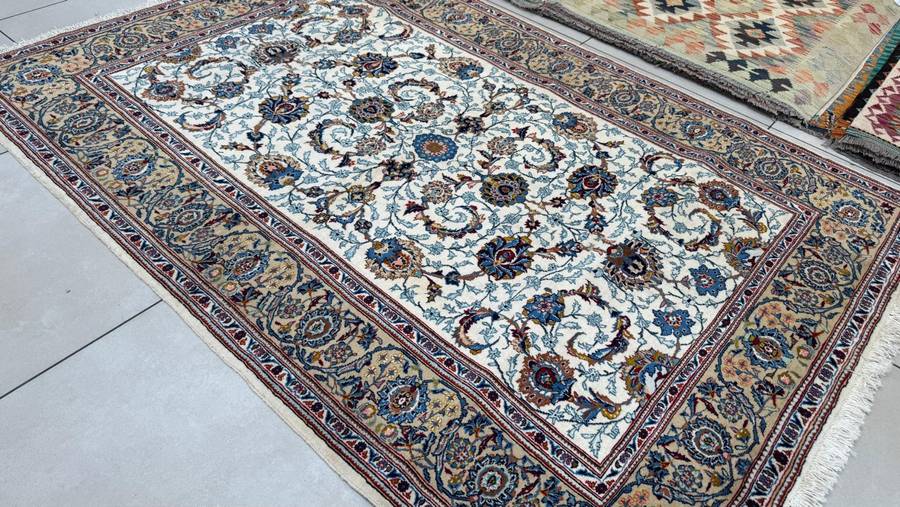 Fine Persian Kashan Carpet 203cm x 140cm Hand knotted