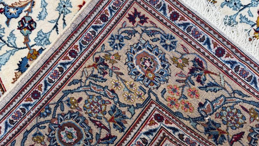 Fine Persian Kashan Carpet 203cm x 140cm Hand knotted