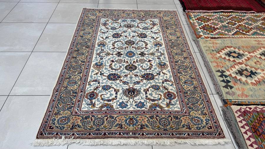 Fine Persian Kashan Carpet 203cm x 140cm Hand knotted