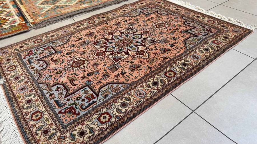 Very Fine Persian Tabriz Carpet 155cm x 100cm Hand Knotted