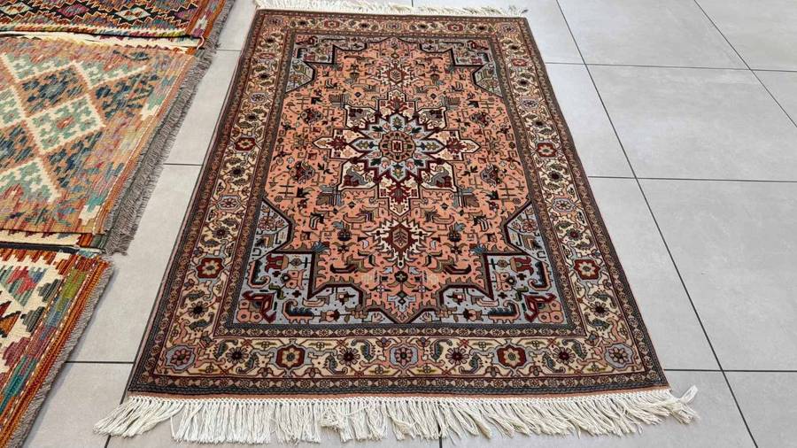 Very Fine Persian Tabriz Carpet 155cm x 100cm Hand Knotted