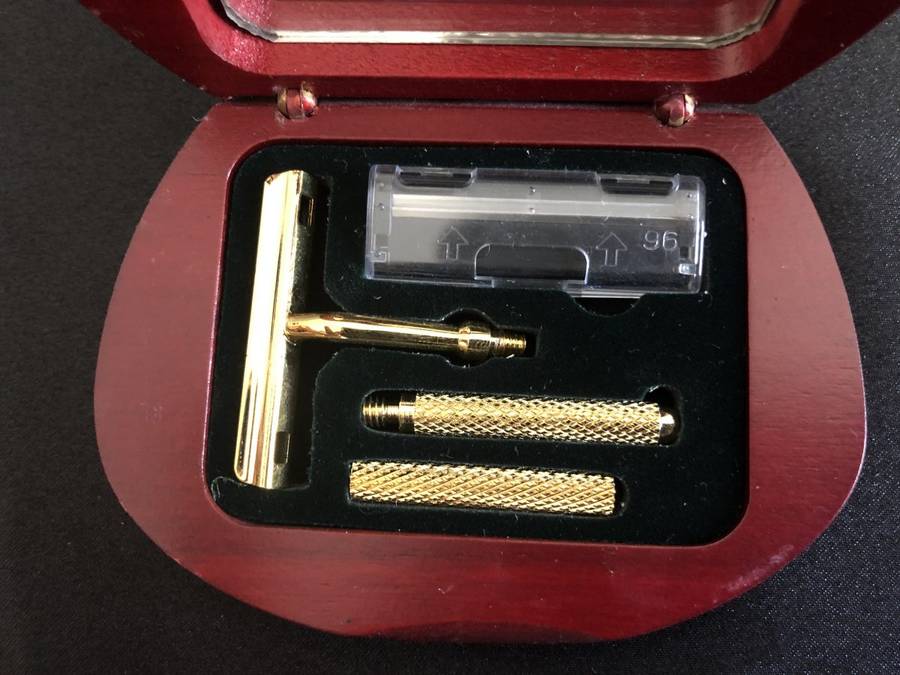 Men`s Travel Razor Set, Gold Tone - Small (In Compact With Mirror) #ML205 R295.00