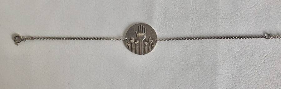 925 Silver Braclet, Disc With Hands, Embossed, in middle of chain #ML526 R395.00 | Dimensions: 20...
