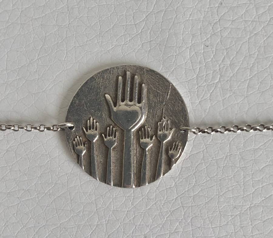 925 Silver Braclet, Disc With Hands, Embossed, in middle of chain #ML526 R395.00 | Dimensions: 20...