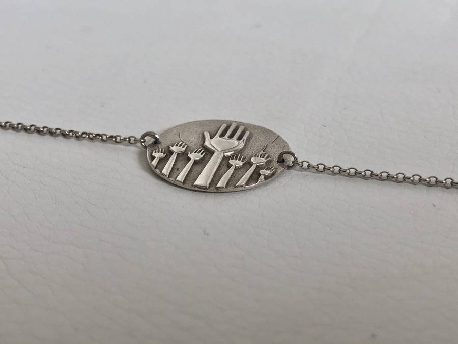 925 Silver Braclet, Disc With Hands, Embossed, in middle of chain #ML526 R395.00 | Dimensions: 20...