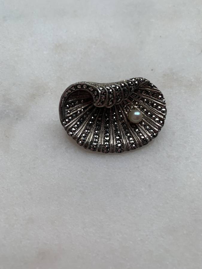 Brooch - Vintage Silver Tone Marcasite Shell Shape With Faux Pearl #ML758