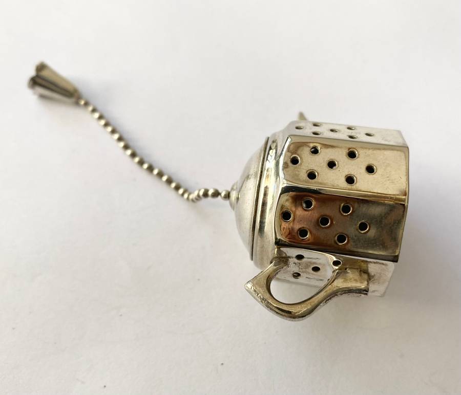 Antiques and Collectibles - Vintage Silver Colour Tea Infuser Shaped Like a teapot. Made In Engla...