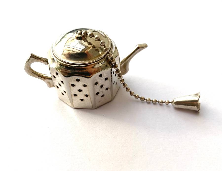 Antiques and Collectibles - Vintage Silver Colour Tea Infuser Shaped Like a teapot. Made In Engla...