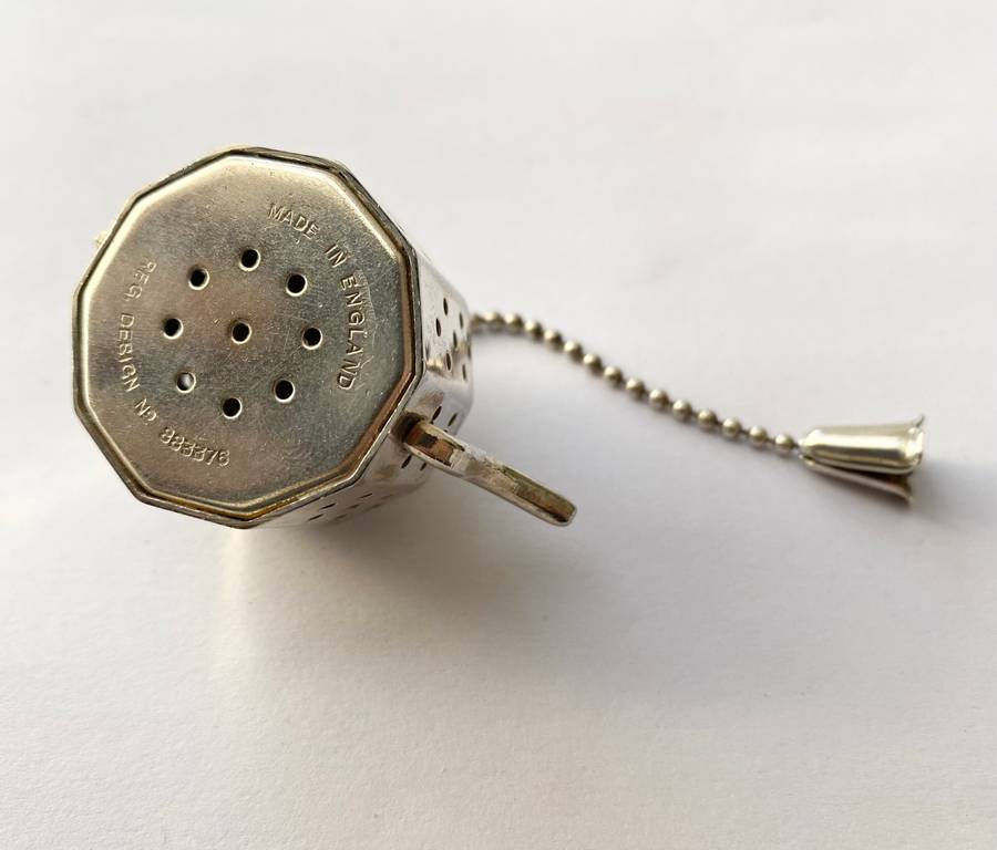 Antiques and Collectibles - Vintage Silver Colour Tea Infuser Shaped Like a teapot. Made In Engla...