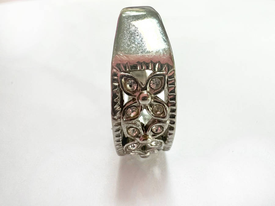 Ring - Silver Tone Colour. Wide Band with Centre Design of 3 Flowers ML1804
