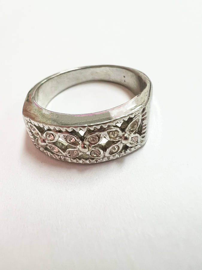 Ring - Silver Tone Colour. Wide Band with Centre Design of 3 Flowers ML1804