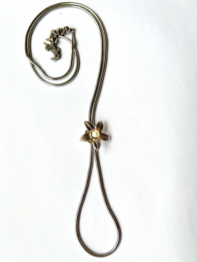 Necklace - Flapper Style 1920's. Flower Slider with Pearly Bead in Middle. Silver Tone ML1826