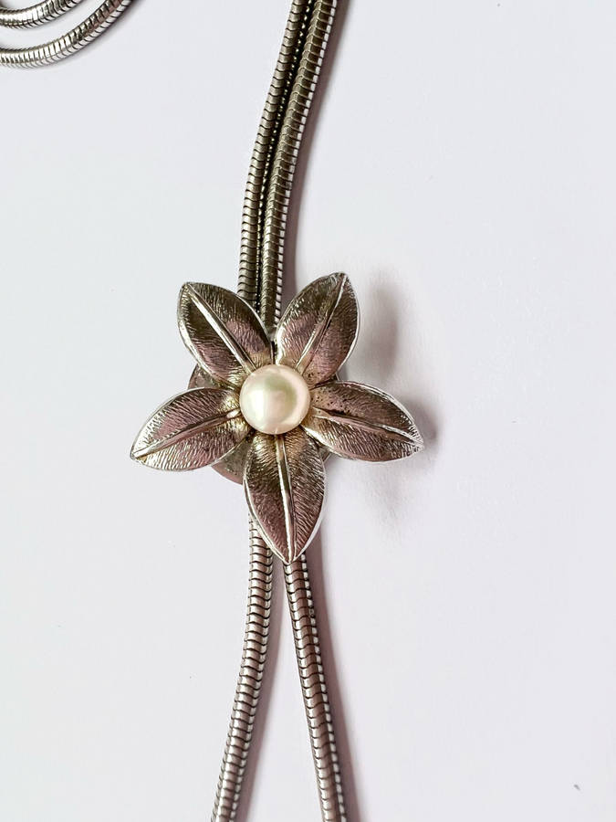 Necklace - Flapper Style 1920's. Flower Slider with Pearly Bead in Middle. Silver Tone ML1826