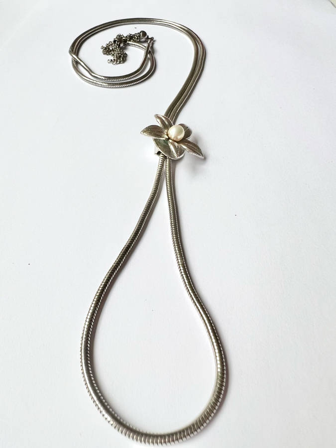 Necklace - Flapper Style 1920's. Flower Slider with Pearly Bead in Middle. Silver Tone ML1826