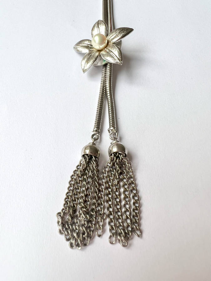 Necklace - Flapper Style 1920's. Flower Slider with Pearly Bead in Middle. Silver Tone ML1826