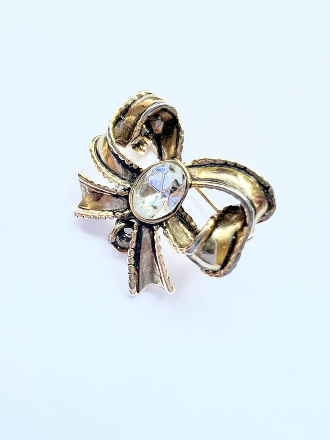 Brooch - Vintage Gold Tone Bow Pin. Oval Clear Stone in Centre ML1856