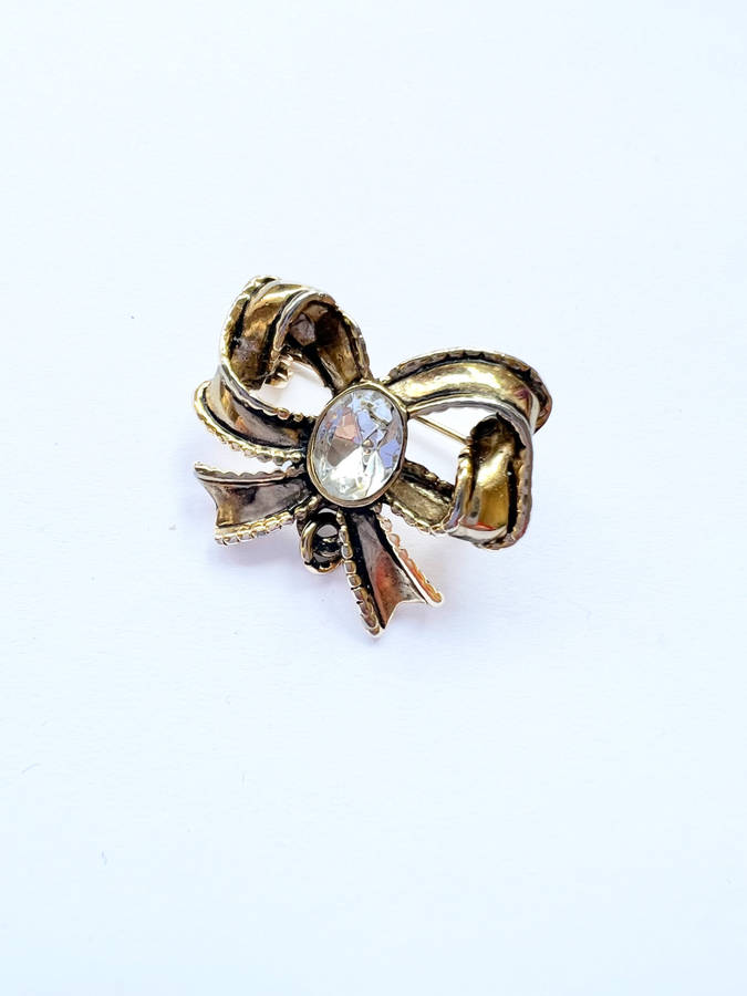 Brooch - Vintage Gold Tone Bow Pin. Oval Clear Stone in Centre ML1856