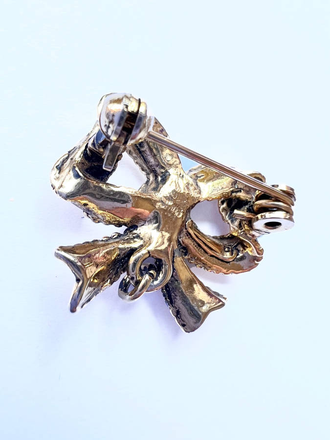 Brooch - Vintage Gold Tone Bow Pin. Oval Clear Stone in Centre ML1856