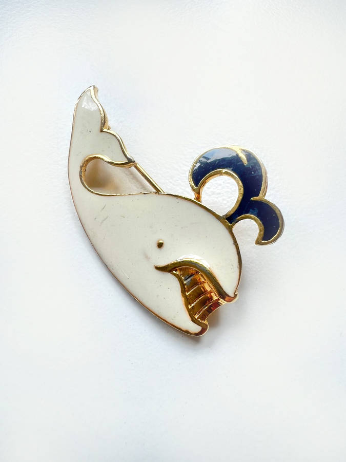 Brooch - Vintage Gold Tone Enamel Moby Dick Whale Brooch Pin ML1996