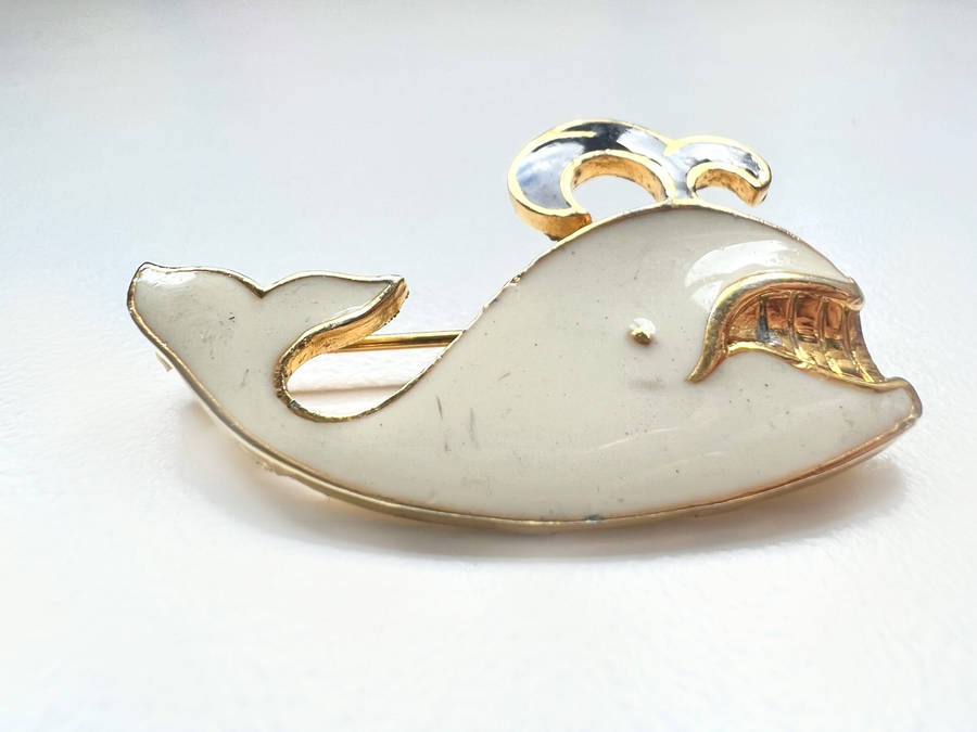 Brooch - Vintage Gold Tone Enamel Moby Dick Whale Brooch Pin ML1996
