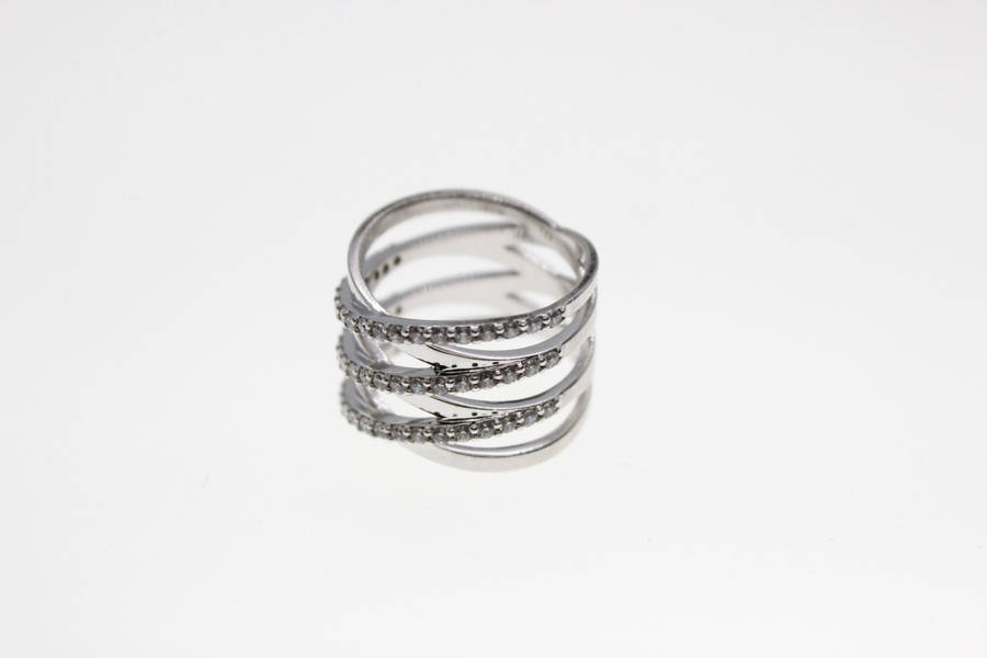 Ring -  Fashion Silver Tone Criss Cross Ring with diamantes - ML2517