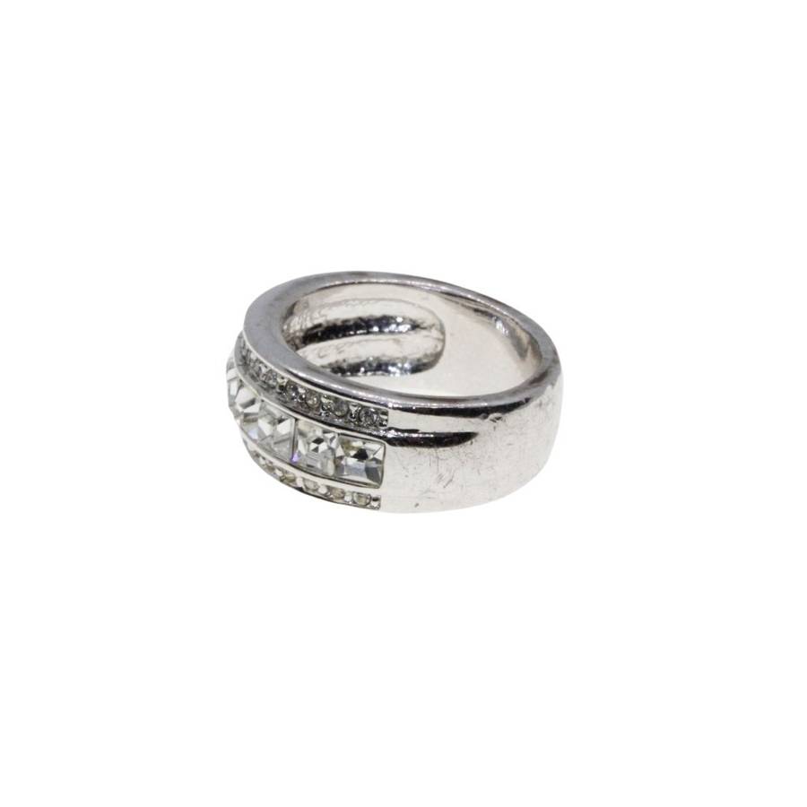 Ring - Silver Tone Chunky Band. Large Square Diamantes surrounded by Small Diamantes - ML3134