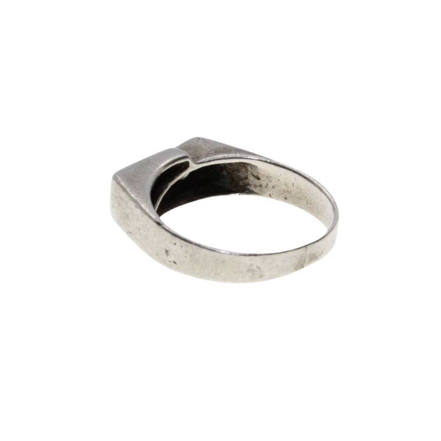 Ring - Vintage Silver Tone Delicate Band with Intricate Centre Design with 2 x Diamantes - ML3235